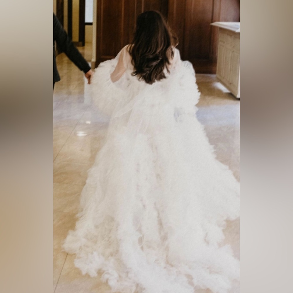 Elegant White Bridal Robe with Ruffles - Picture 4 of 4